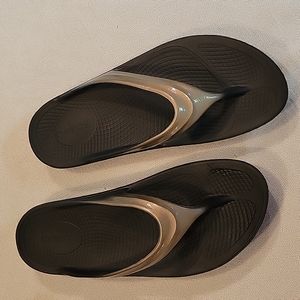 OOFOS flip flops
